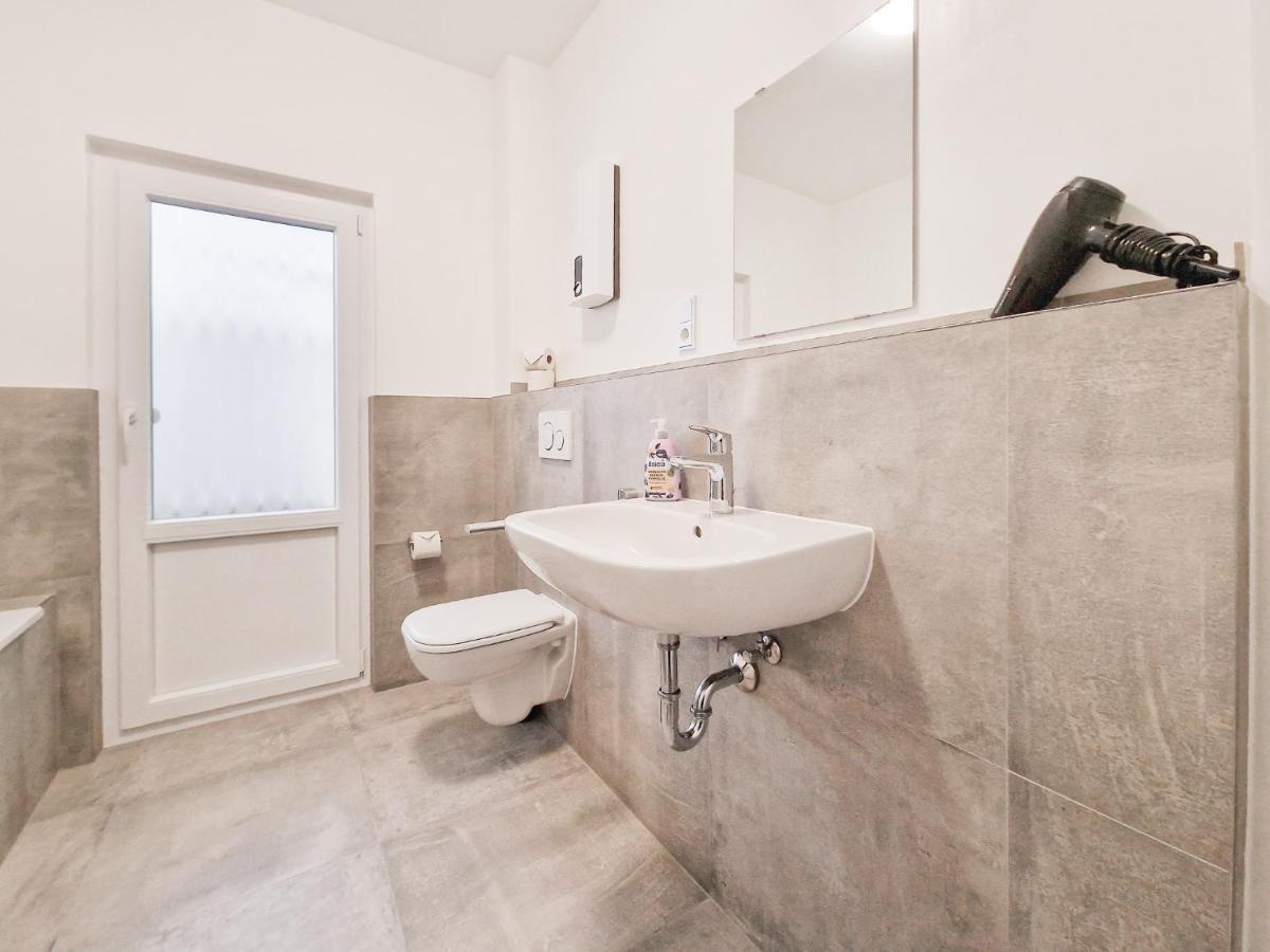 Raj Living - City Apartment With 3 Rooms - 15 Min Messe Dus & 10 Min Old Town Dus Dusseldorf Ngoại thất bức ảnh